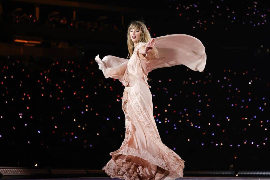 テイラー・スウィフトのインスタグラム：「Vegas, you were WILD. The crowd of childhood dreams ✨ What’s there to do but play again tonight? Here’s a few pics by Ethan Miller / @gettyimages and a video my dad took!」