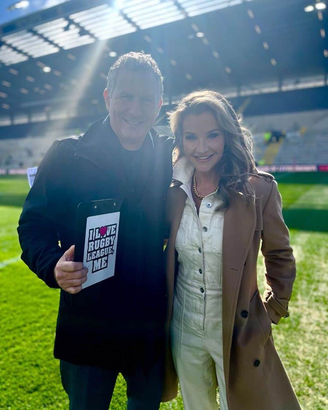 のインスタグラム：「Team work makes the dream work …. Always lovely to catch up with so many old friends @channel4 @img #sport #telly #terrestrialtv #yorkshire #leedsrhinos #catalandragons」