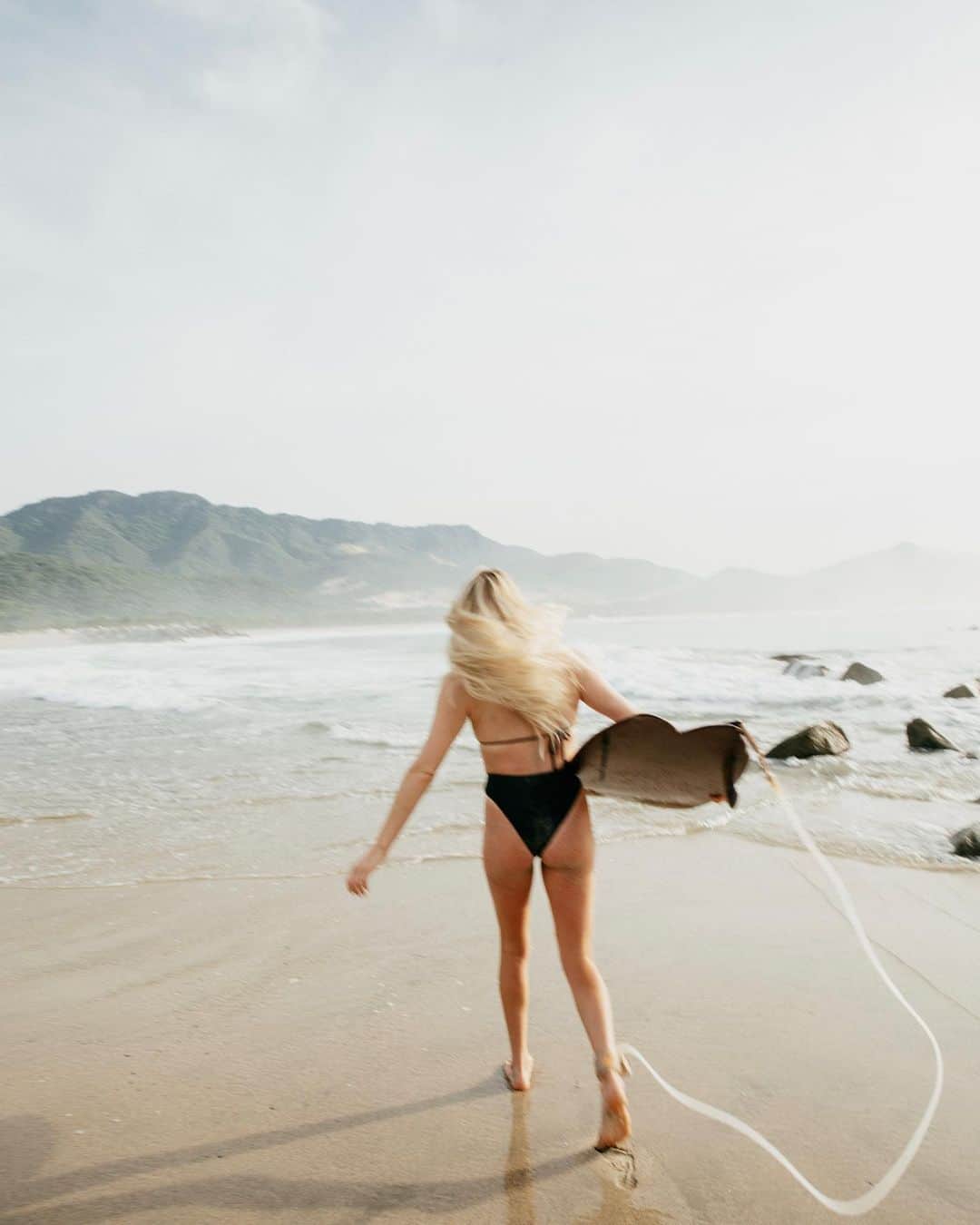 ローラ・エンバーのインスタグラム：「Empty lineup happy dance 🌞🌞🌞🌞🌞 🌞🌞🌞🌞 @billabongwomens  @juliangoulian」