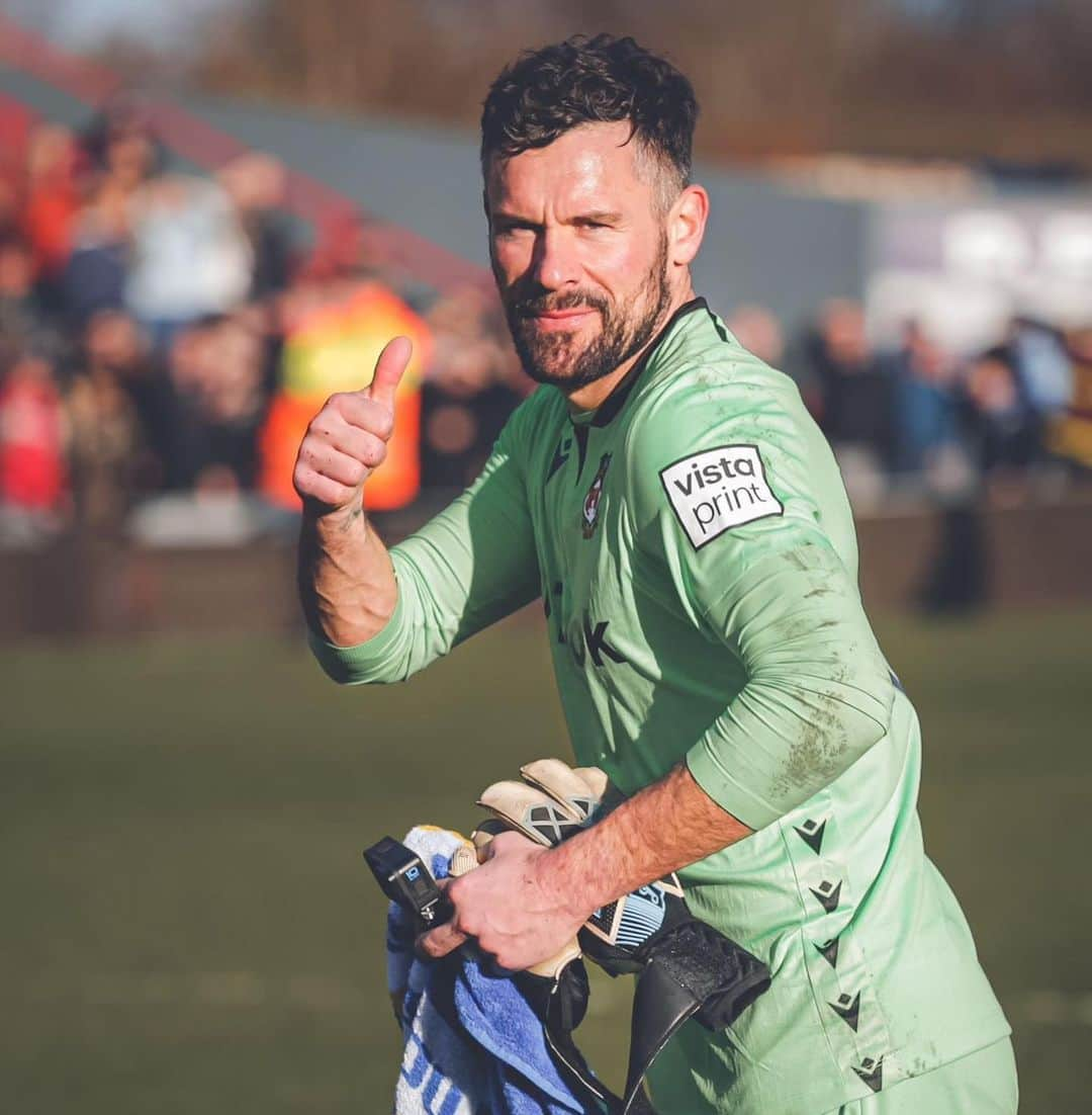 ベン・フォスターのインスタグラム：「Footballs class isn’t it!!! @wrexham_afc   Really enjoyed that today, the lads were brilliant 👌 10’000 fans turned up to watch a Non-League game 👏 and I got to meet a couple of proper ledges @vancityreynolds … you too @robmcelhenney …. we just didn’t get a picture!   What a day🙌」