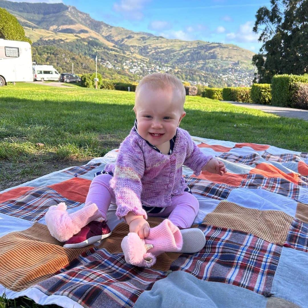 アンジェラ・ペティさんのインスタグラム写真 - (アンジェラ・ペティInstagram)「First time camping for our little family in Akaroa for Azaliah's 1st birthday!   We stayed 2 nights in the tent and although it was quite cold overnight we kept warm with lots of layers and Azaliah well wrapped up! The days were nice and warm, especially yesterday!   Akaroa is such a beautiful place and super convenient for us only being 1.5 hours drive from Christchurch!   Lots of special memories made!  ♥️♥️♥️」3月26日 7時18分 - angie_run800m