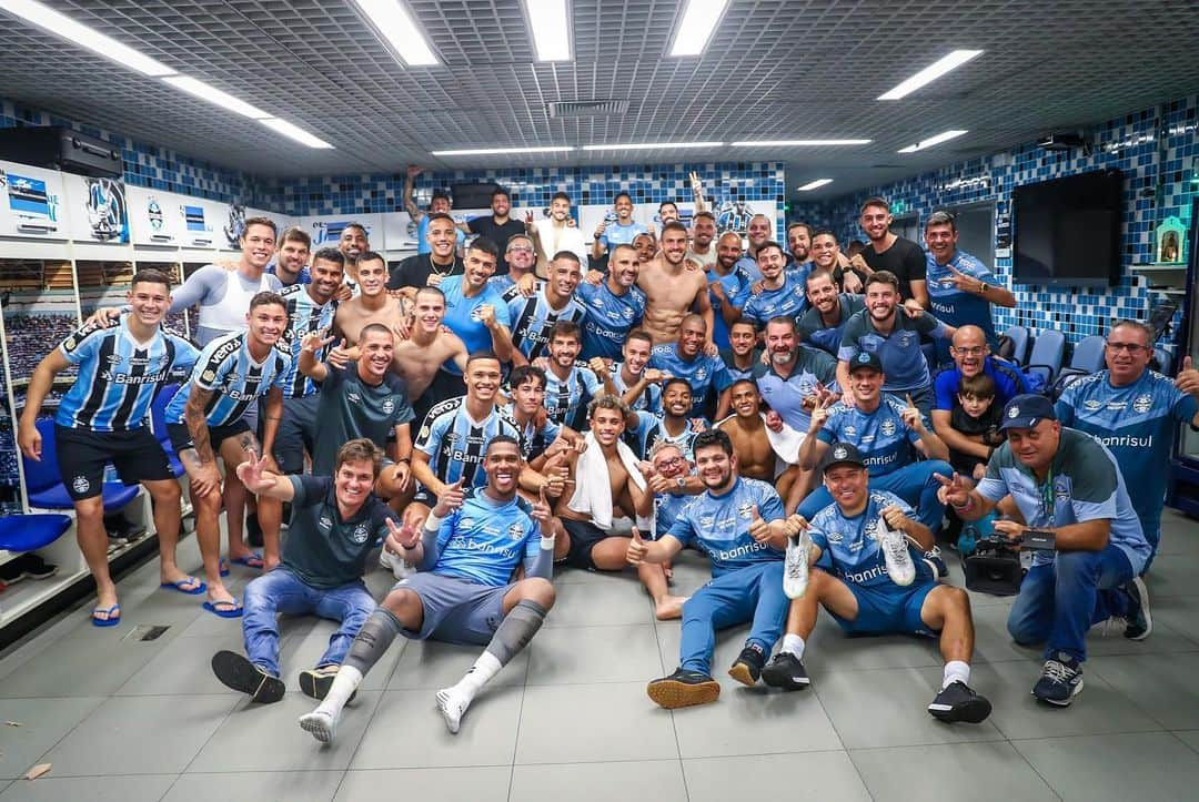 ブルーノ・ウビニのインスタグラム：「Orgulho em fazer parte desse grupo de guerreiros que não desiste nunca, VAMOOO @gremio IMORTAL 🇪🇪🇪🇪🇪🇪 Estamos na final !! #gremiocopeiro」