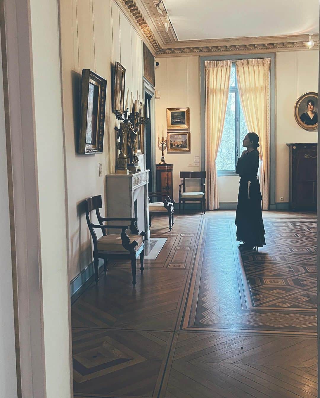 のインスタグラム：「I’m much more me when I’m with you．  なんの脈絡もない、だけど忘れたくない旅の切り取り。  今回行った美術館には２つ。息子は8ヶ月の時と4歳の時に来たことのあるマルモッタンをいたく気に入って、次の日もその次の日も行きたがっていたのがとても印象的だった。  幼稚園児と変わらないほど甘えん坊の時もあれば、大人びた感性で驚くような言葉を発する時もある、成長期の彼。  旅の途中でお互い宛てにここから送ろうと買った絵ハガキには、いつか私なしでパリに来ることに想いを馳せながら綴ったメッセージを。  彼が小さな頃、仕事をしながら子育てという毎日を泣きながらがむしゃらに過ごしていた私には、こうして余白を持って共に過ごせる日が来るなんて想像できていなかったな、なんて過去のことも振り返ってみたり。  とにもかくにも、パリで深い呼吸をたくさんして、フル充電完了。 さぁ、また東京を駆け抜けよう。  #白澤とパリ #いつもカメラロールいっぱいに写真を撮ってくれていてありがとう」