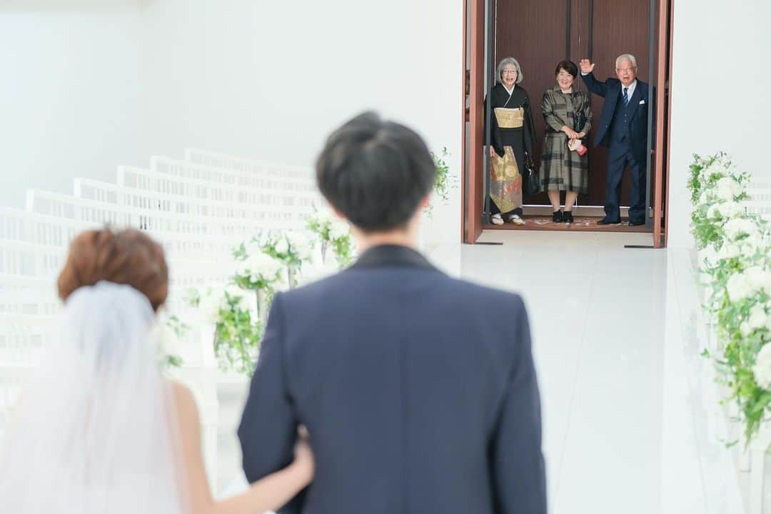 のインスタグラム：「大好きなおじいさまとおばあさまとのひととき☺️  @fiorebianca_wedding  @cocon.by.chloriscinq   ............................................................ 【2022年口コミ7年連続受賞】  \ゲスト満足度❤︎鹿児島県No.1/  ▪︎天空からまばゆい光が降り注ぐ 純白のチャペル ▪︎鹿児島中央駅・天文館から近い 鹿児島唯一の好立地 ▪︎完全貸切の空間で 特別感に包まれた心地よい1日を .......................................................... スタッフブログやㅗ 卒花レポート 会場見学 こちらからご覧いただけます♩  ▶︎ @thepeak_wedding トップページURLの 公式HPより、、、❤︎  #鹿児島#鹿児島花嫁 #ザピークプレミアムテラス #2023春婚 #2023夏婚 #2023冬婚 #wedding#ウェディング#家族婚ウェディング #親族婚 #親族結婚式 #少人数婚 #ウエディングブーケ #ナチュラルウエディング #大人ウエディング #花嫁さんの力になりたい #ウエディングフォト #おしゃれウエディング #カメラ #天文館 #コロナ対策 #ドレス迷子 #ブライダルヘア #結婚式アイディア #鹿児島結婚式#鹿児島結婚式場」