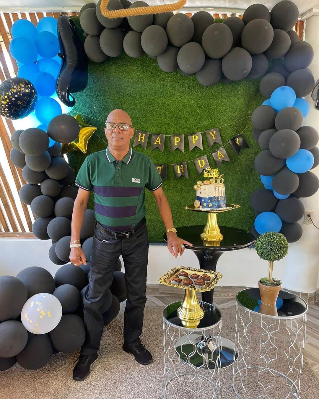 ホセ・レイエスのインスタグラム：「Dios te ha creado para traer bendiciones a esta familia y estoy muy agradecido con él por tenerte como mi papa, feliz cumpleaños padre.❤️❤️❤️❤️❤️😍😍😍🎂🎂🎂🥇🥂🍻  #SomosReyes」