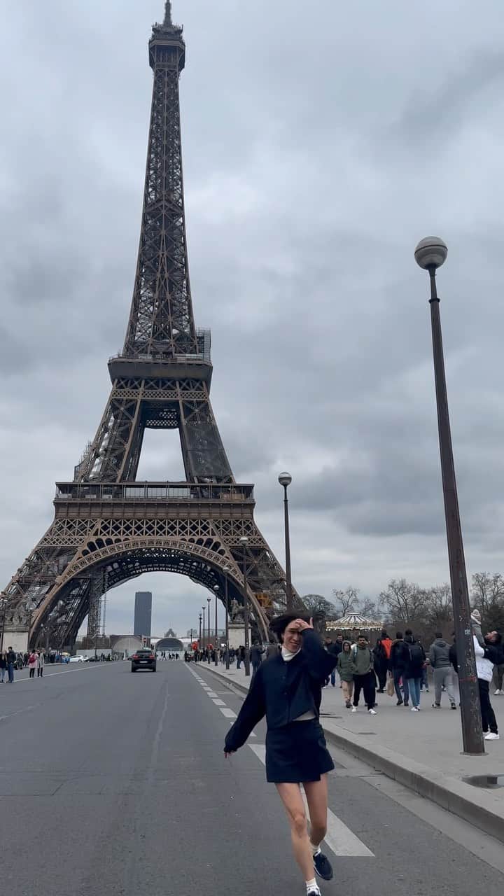 エヴァ・チェンのインスタグラム：「Tao asked me to send him a video in front of the Eiffel Tower ✅✅✅」