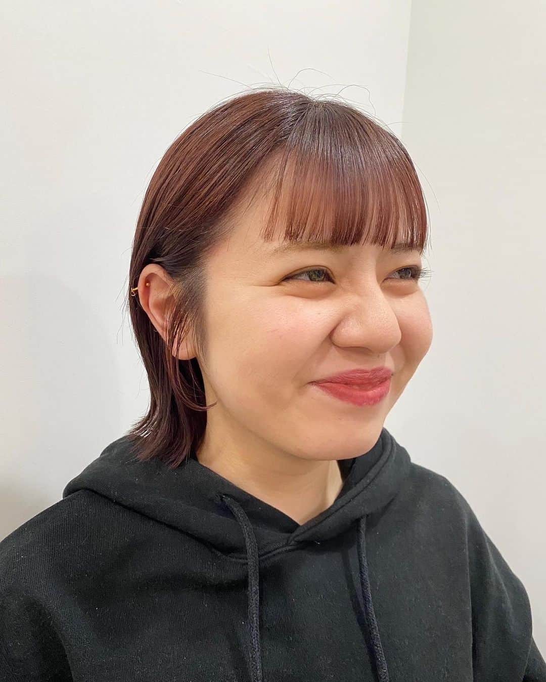 F. 梅田・中崎町エリアにある 美容室のインスタグラム：「.  ピンクブラウン な 外はねボブ  眉毛ギリギリラインのぱっつんが人気です◎  ベースが明るいと再現できます🙆‍♀️  @f_103_m」