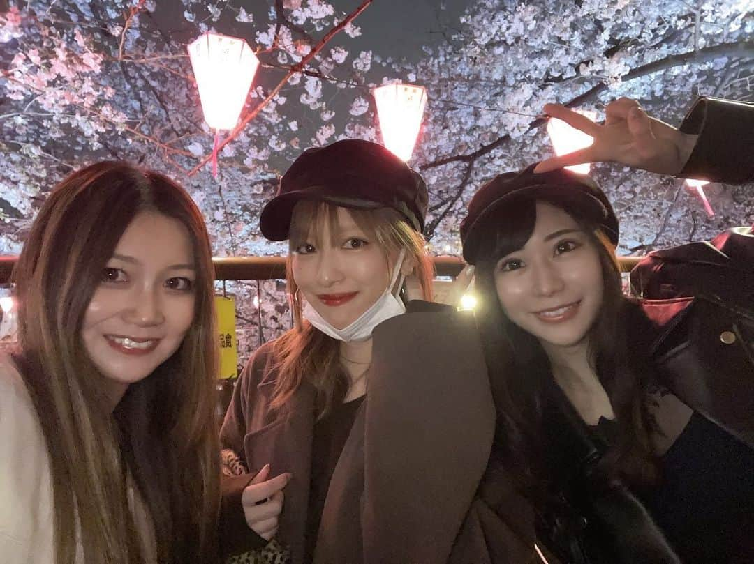 小野晴香のインスタグラム：「綺麗だった 😌🌸 みれて良かったっ  このとき雨止んでて ありがとう！さいこぅ！だった (語彙力😌   #目黒川桜まつり #夜桜  🌸🌸🌸」