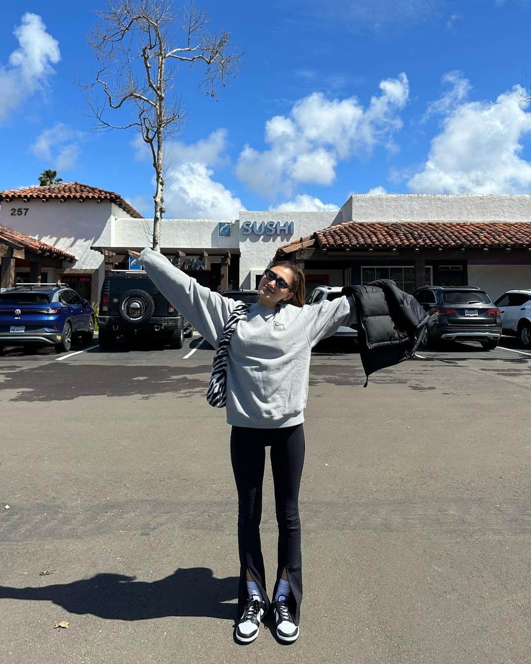 白雪のインスタグラム：「Welcome to Leucadia and Encinitas🏄🏽🌴  サンディエゴってどこ？何があるの？  LAに比べるとだいぶゆったりしていてそれが良いところでもあります。街は綺麗で治安も👌🏼サンディエゴZoo、シーワールド、LEGOランド、ビーチ、サーフィン、陸軍/海軍基地、それとメキシコの国境がすぐ近くなのもあってメキシコ料理も本格的で美味しいです🌯🌮  Downtown SDやLa Jollaも良いですが、もしサンディエゴに来る予定があるならDer MarからOceansideの間をチェックしてみるのオススメです✨ ハイキングに行くならTorrey Pinesに是非！  #sandiego #sandiegolife #sandiegoliving #sandiegofood #travel #travelgram」