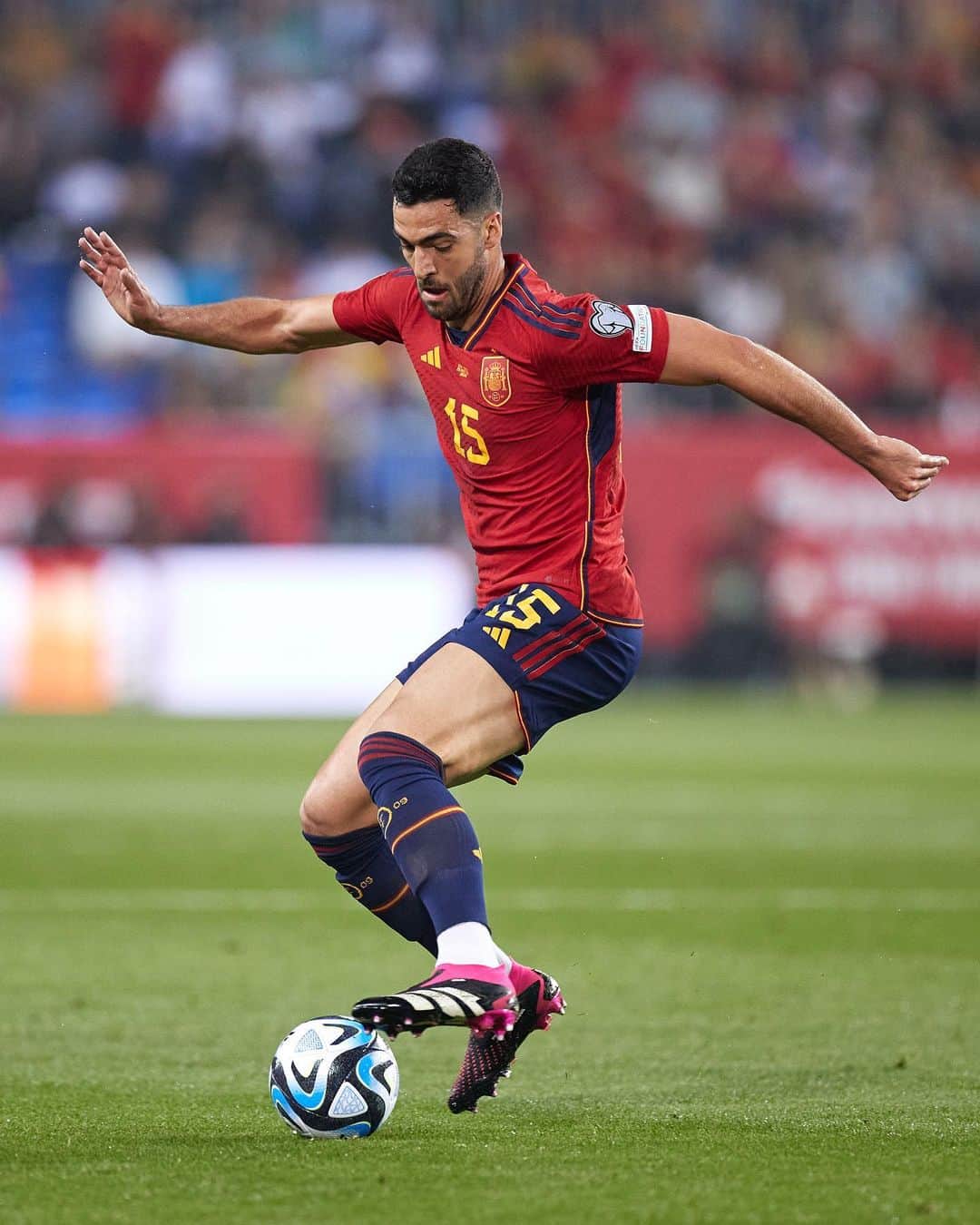 ミケル・メリノのインスタグラム：「Que manera de empezar la nueva etapa! 3-0 contra una buena selección. Ambientazo en Malaga! Gracias a todos por el apoyo. 🔴💪🏽 Seguimos!」