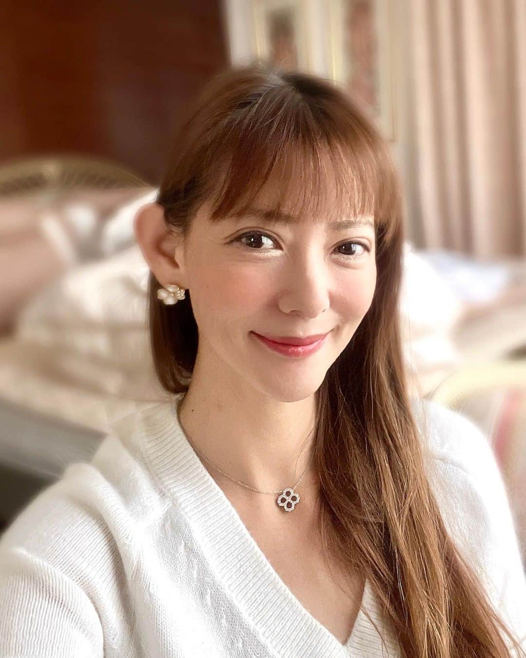 のインスタグラム：「自宅にいる時間が長くなり、ファンデーションよりBBクリームで過ごしてるけど、薄化粧になると目元のクマが…🐻💦 ・ ・ そこで今使っているのは、韓国スキンケアブランドHellocell(ハローセル) @hellocell.official  のHellocell Vitamin K Dr. Petit Cream ・ ・ ビタミンKは血管壁を健康にしてくれるので、クマやアザケアに優れているんだそう✨ ・ ・ 国内唯一の皮膚科(Doctor Petit)と作った皮膚科の名前がついた化粧品で、アメリカのアマゾン Amazon's choiceや オーストラリアAmazon - facial moisturizerで部門1位❣️ 韓国では子供たちもあざ治療クリームとして使用されてるそう😉 ・ ・ もう少しクマが目立たなくなる様に毎日使ってます😊✨  #hellocell #ハローセル #ビタミンKクリーム #ぼーっとクリーム #ダークサークルクリーム #アマゾン日本 #VitaminK #KBeauty #美容好きな人と繋がりたい #韓国コスメ #コスパ最高コスメ #美容女子 #アラフォー #アラフィフ #アラフィフ女子 #箕輪玖美 #pr」
