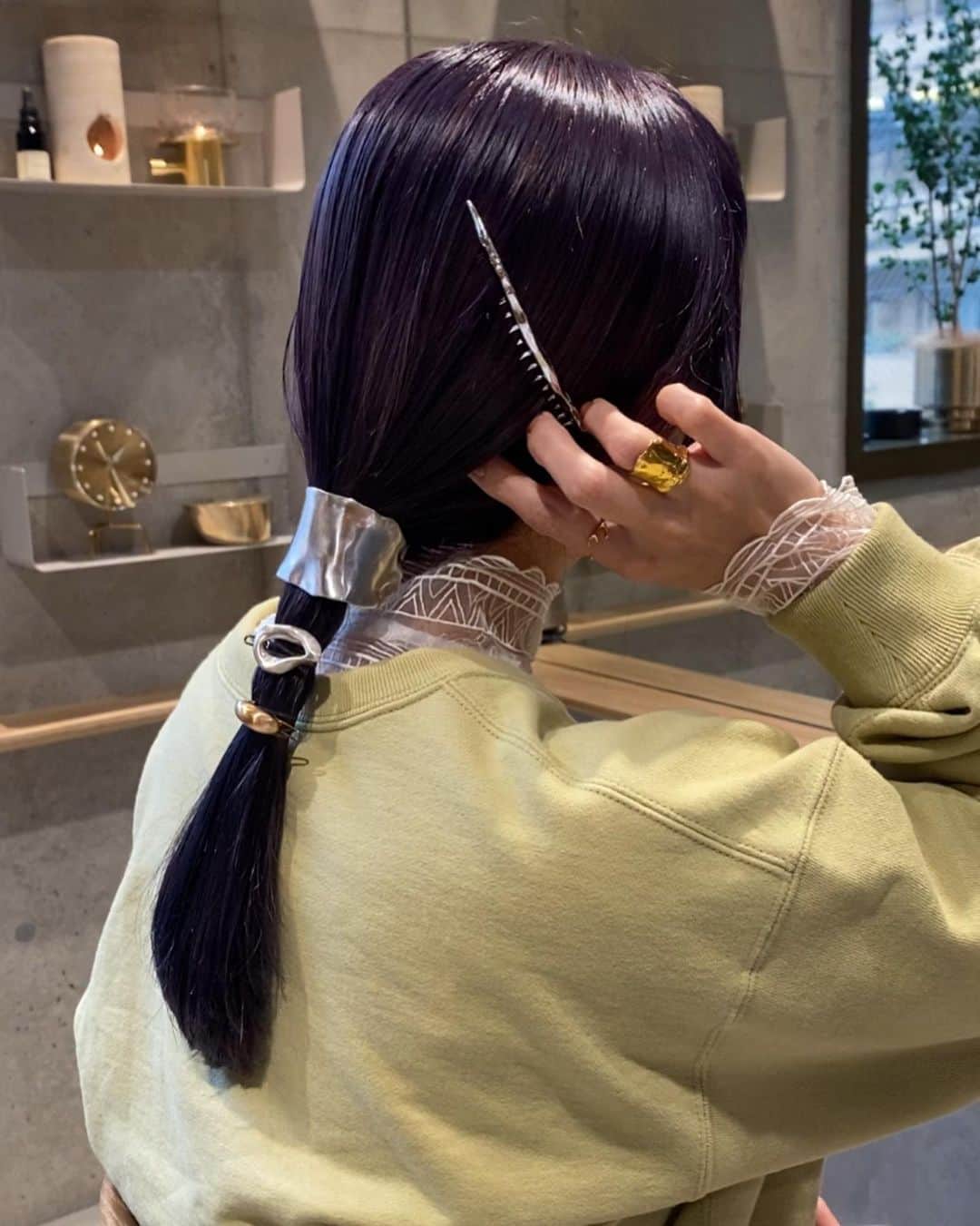 土田瑠美のインスタグラム：「美しい @pluiehair  のヘアジュエリーはシンプルなヘアに付けると素敵  持って来てくださったヘアジュエリーもアクセサリーも可愛くて私も髪を伸ばしたくなった🤍  ヘアカラーもブリーチして濃いめのパープルにして 抜けた感じも楽しみ🫶」
