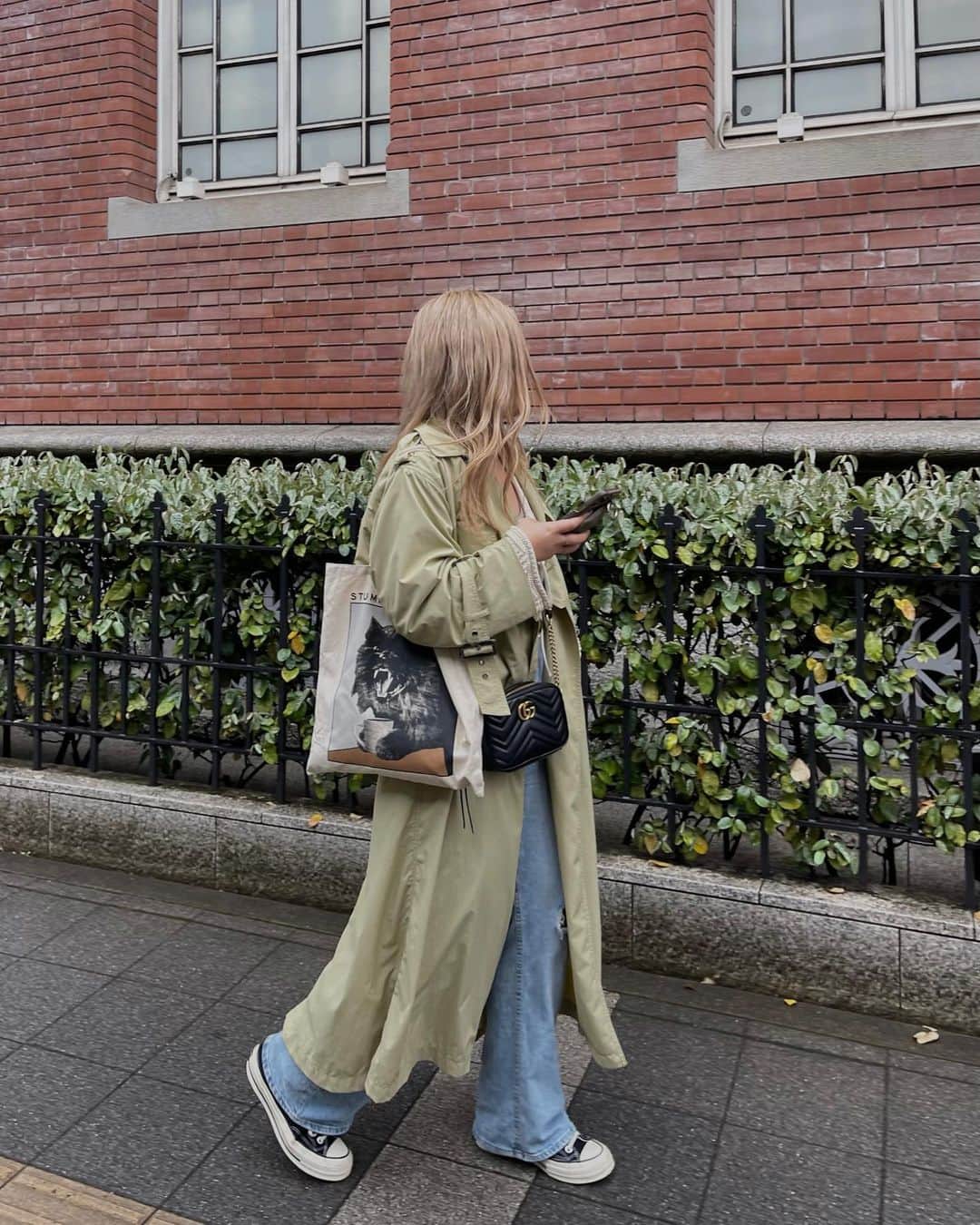 Manamiのインスタグラム：「雨で巻いた髪がほぼ取れちゃった日🌧️  trench coat @anogh_official  tops＆denim @zara  📸 @rino416」
