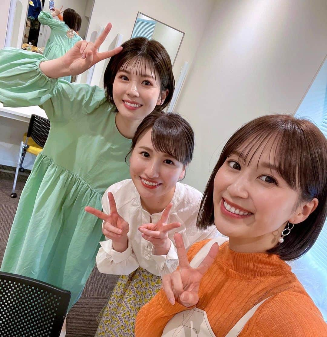 福永裕梨のインスタグラム：「お久しぶりの愛里さん🥹💗 ⠀ 昨日のイチモニ！のスタジオには1年ぶりに 木村愛里さんが帰ってきてくれました〜🫶 ⠀ 合間にたくさんお話できて嬉しかったなぁ☺️ 聞かせてくれた子育て話も勉強になることばかり🤣  あとはもうトークのキレが鋭利すぎて惚れ惚れした❣️（笑） ⠀ 話してるだけで元気と刺激をもらえました🥹！！ 愛里さん、ありがとうございました♡ ⠀  #イチモニ！ #木村愛里 さん #おかえりなさい♡ #楽しかったぁぁぁ #子育て講座開いてほしい👶🏻（笑） #キレッキレのトーク #懐かしい😢🫶 #好き🥹 #福永裕梨 #HTB #アナウンサー」