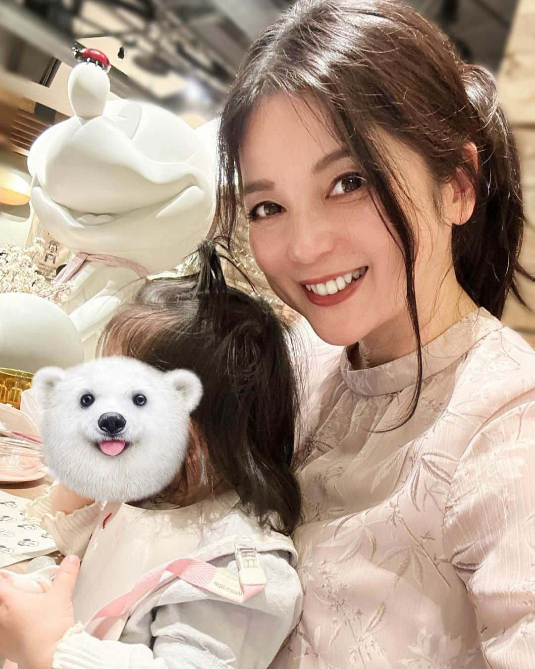 加藤美佐子さんのインスタグラム写真 - (加藤美佐子Instagram)「☘️私財で運営しています～笑顔プラス～☘️  今日は児童養護施設の子供達といちご狩りです🍓🥰  幼長さんから高校生まで 美味しい苺を食べてみんなで楽しい時間を過ごしますよ🌸楽しみ〜😊💓💓  昨年夏の笑顔プラス花やしき貸切イベントでは ひとり親家庭の親子さんや児童養護施設の子供達約200人ご招待しましたが  今年も8月に開催したいと思います😆❣️❣️  ☘️嬉しくて泣きながらハンバーガーを食べていた子 ☘️今までで一番楽しかったとお母さんに伝えていた子 ☘️手書きのお手紙を壁に貼って思い出してくれている子 ☘️みんな同じ境遇の人だから心から楽しめたお母様 などなど、たくさんの想いを受け取りました🥰  自分を含めたくさんの笑顔をまた見たい❣️  笑顔プラスの活動は基本私の私財で運営しています。  10年は続けたいと思っているので 今年からはクラウドファンディングにも初めて挑戦します🥰✨✨  是非皆様優しい気持ちを持ち寄りまして ご協力いただけたら嬉しいです❣️❣️🙏  子供達の笑顔は最高ですよ〜🥰🥰 笑顔の種まきよろしくお願い致します💓💓  一般社団法人笑顔プラス子供支援協会 https://www.egaoplus.net/  #笑顔プラス子供支援協会 #笑顔プラス #子供支援 #笑顔が一番 #いちご狩り #ハッピーバースデー #お誕生日は楽しい事をして過ごす #happybirthday  #雨女 #苺🍓 #🍓 #japan #tokyo」3月26日 8時44分 - misako.kato