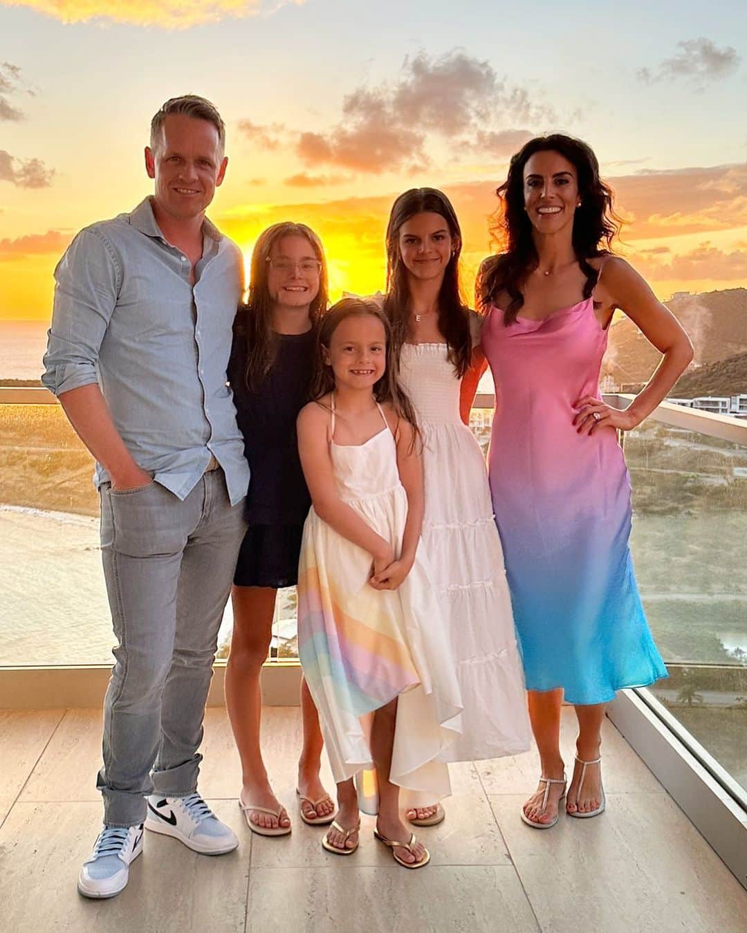 ルーク・ドナルドのインスタグラム：「Fantastic few days away with the family. Rested and recharged ready for a big 6 months ahead #familytime #girldad 🌅」