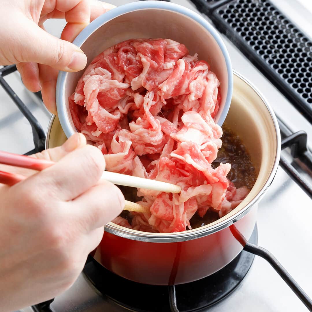 Le Creuset Japon　ル・クルーゼ ジャポンさんのインスタグラム写真 - (Le Creuset Japon　ル・クルーゼ ジャポンInstagram)「【ル・クルーゼ 公式レシピ】牛丼 4食分の牛丼の具材のレシピです。具とご飯をそれぞれ冷凍ストックすれば、忙しい新生活の助けになります。牛丼の具は牛バラ薄切り肉、玉ねぎ、長ねぎを組み合わせて使うことでコクのある味に仕上がります。  材料【4人分／ココット・エブリィ 18、ココット・エブリィ 18 インナーリッド、EOS ソースパン 14cm】 米　　　　　　　3合 水　　　　　　　540～600ml ※白米1：水１～1.1の割合   牛バラ薄切り肉　300ｇ 酒　　　　　　　大さじ3 玉ねぎ　　　　　150ｇ 長ねぎ　　　　　50ｇ   (A) 水　　　　　　　300ｍl しょうゆ　　　　大さじ4 砂糖　　　　　　大さじ3 みりん　　　　　大さじ1   しょうが　　　　2片 サラダ油　　　　大さじ1   紅しょうが　　　お好み  作り方  〈下準備〉  ・ 米は洗って20分ほど浸水する。 ・ 玉ねぎは繊維を断って薄切りにする。長ねぎは斜め薄切りにする。しょうがは皮を剥き、すりおろす。 ・ 牛バラ薄切り肉は4cm幅に切り、酒をふっておく。  1. 鍋にザルで水気を切った米と水を入れて、インナーリッド（内フタ）、フタをして中火で沸かす。  2. 沸騰したら弱火に落として10分ほど炊き、10分蒸らす。  3. 片手鍋にサラダ油を入れて中火で熱し、玉ねぎ、塩少々(分量外)を加えて3分ほど炒める。長ねぎと(A)を入れて、沸騰したら弱火にし、フタをして5分ほど煮る。  4. 3.に牛バラ薄切り肉としょうがのすりおろしを加えて1～2分ほど煮る。  5. 炊きあがった2.は空気を含ませるように混ぜ、器に盛り4.をのせ、お好みで紅しょうがを添える。  ■ コラムのリンクはストーリーズまたはハイライトからチェック■  #ルクルーゼ #lecreuset #ルクルーゼのある暮らし  #ルクルーゼごはん #テーブルウェア #キッチンウェア #キッチングラム #ルクルーゼのある生活 #ルクルーゼのある食卓 #食卓 #食卓グラム #キッチンツール   #牛丼 #自炊レシピ #簡単料理 #料理レシピ #簡単レシピ」3月26日 13時00分 - lecreusetjapon