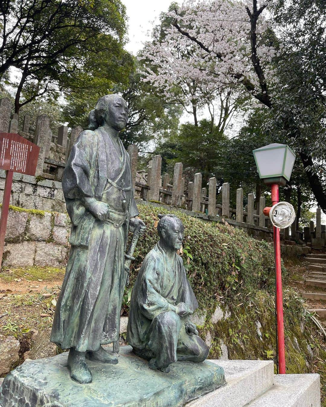トムセン陽子さんのインスタグラム写真 - (トムセン陽子Instagram)「今回の京都旅行、2日目のお昼、友人達と少しだけ別行動して、霊山護国神社へ。  お墓参りというよりも、 龍馬に会いに行く感覚。  他に誰もいない時間があったので、 ゆっくり話しかけました。  会えて良かった。  またふらっと来るね、龍馬さん。  #龍馬 #京都」3月26日 20時02分 - yokothomsen