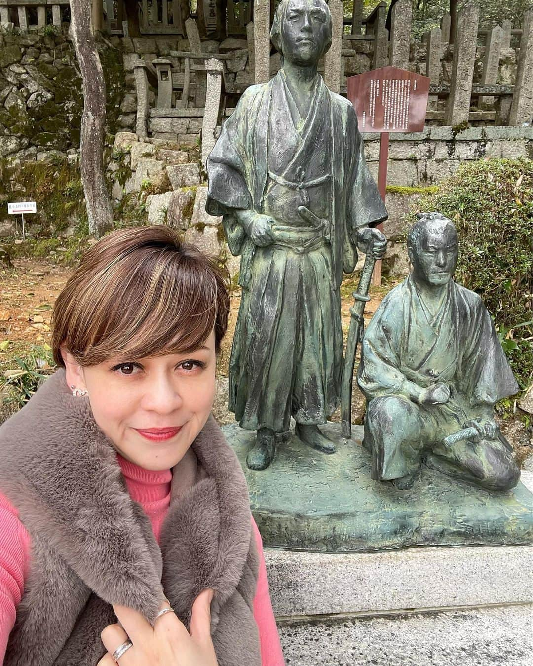 トムセン陽子さんのインスタグラム写真 - (トムセン陽子Instagram)「今回の京都旅行、2日目のお昼、友人達と少しだけ別行動して、霊山護国神社へ。  お墓参りというよりも、 龍馬に会いに行く感覚。  他に誰もいない時間があったので、 ゆっくり話しかけました。  会えて良かった。  またふらっと来るね、龍馬さん。  #龍馬 #京都」3月26日 20時02分 - yokothomsen