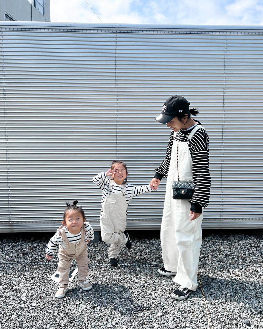 Hiiiiikoのインスタグラム：「♡ . . たまには、3人でお揃い👩🏻🧒🏼👶🏻💕  komachiはすぐ逃走するから大変😀  私が着てる @apretro_official のサロペ 形もいいし、ゆるっと感も好き♡ 流行り関係なくずっと着れる🤍✨ . .  #apretro#アプレトロ#zozotown #デニムコーデ#オーバーオール#春コーデ#ママコーデ#ママファッション#ママ#親子#親子コーデ#ファッション#コーデ#プチプラコーデ#ホワイトコーデ#女の子ママ#姉妹ママ#4人のママ#1歳5ヶ月#3歳2ヶ月#お揃いコーデ#リンクコーデ」