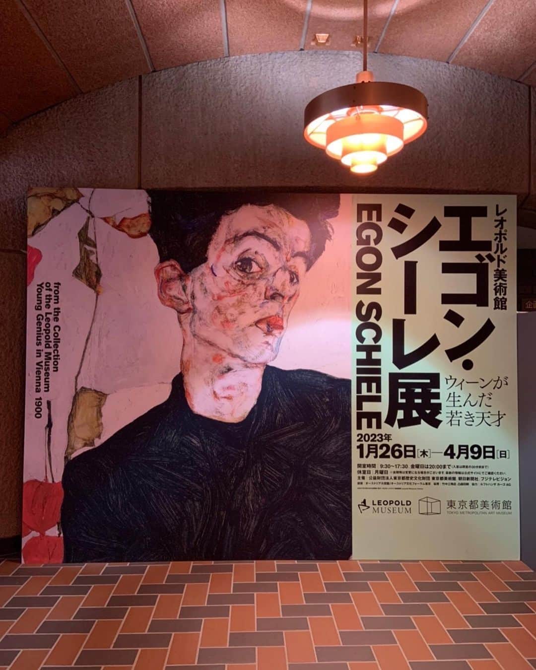 熊田和花さんのインスタグラム写真 - (熊田和花Instagram)「#東京都美術館 #エゴンシーレ展   「ウィーンが生んだ若き天才」 画法もモティーフもなんでも描ける天才が、28歳でスペイン風邪にかかり、お腹に子どものいた奥さまと一緒に亡くなってしまった事に本当に衝撃を受けました。 コロナが流行ってなかったら、この悲しみは分からなかったのかも。  クリムトから大きく影響を受けながらも、自分の画風を追求していったエゴンシーレの姿勢が刺激的だった！  展覧会を教えてくれただけでなく、一緒に観に行ってくれたふじたさん。そして、ギターを預かって下さった受付の方、ありがとうございました🫶  #上野 #美術館 #美術展 #エゴンシーレ #クリムト #ウィーン #チェコ #ウィーン分離派 #雨 #雨降りすぎ #☔️」3月26日 19時55分 - wa_flower_