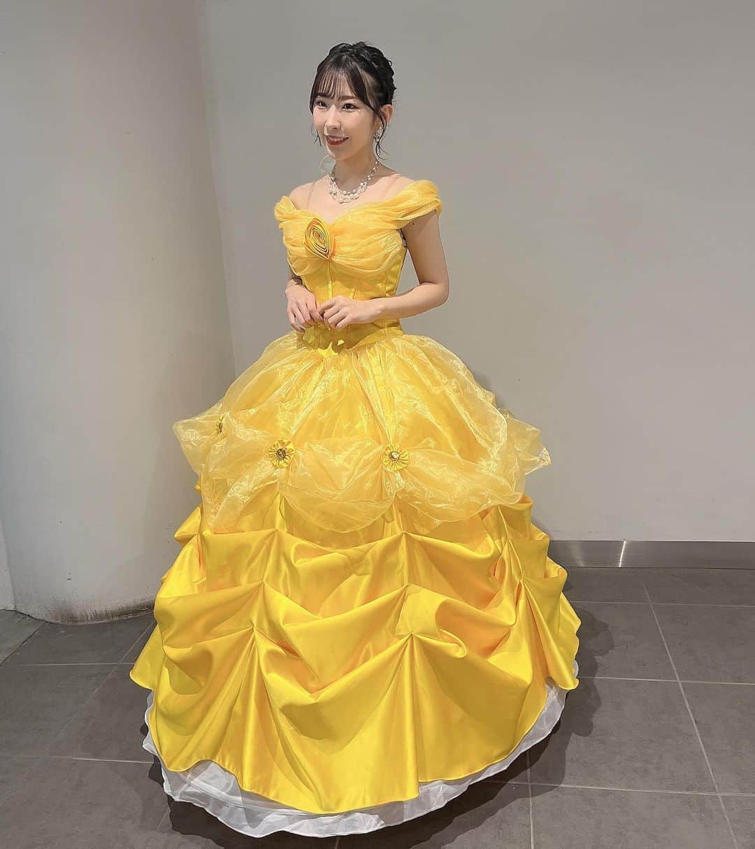 のインスタグラム：「TBSラジオ「Music Palette♪」の公開収録で、美女と野獣のベルになりきりました😎　　　　　　　　　　 　　　　　　　　　　　　　　　　　　 どうかな？？　　　　　　　　　　　　　 　　　　　　　　　　　　　　　　　　　 公開収録の模様は5月7日のMusic Palette♪で是非聴いてくださいね✨　　　　　　　　　　　　　　　　 　　　　　　　　　　　　　　　　　　　 　　　　　　　　　　　　　　　　　　 #美女と野獣 #ベル #ディズニー #ディズニープリンセス #ドレス #衣装 #コスプレ #公開収録 #ラジオ #tbsラジオ #disney #beautyandthebeast #dress #radio #cosplay」