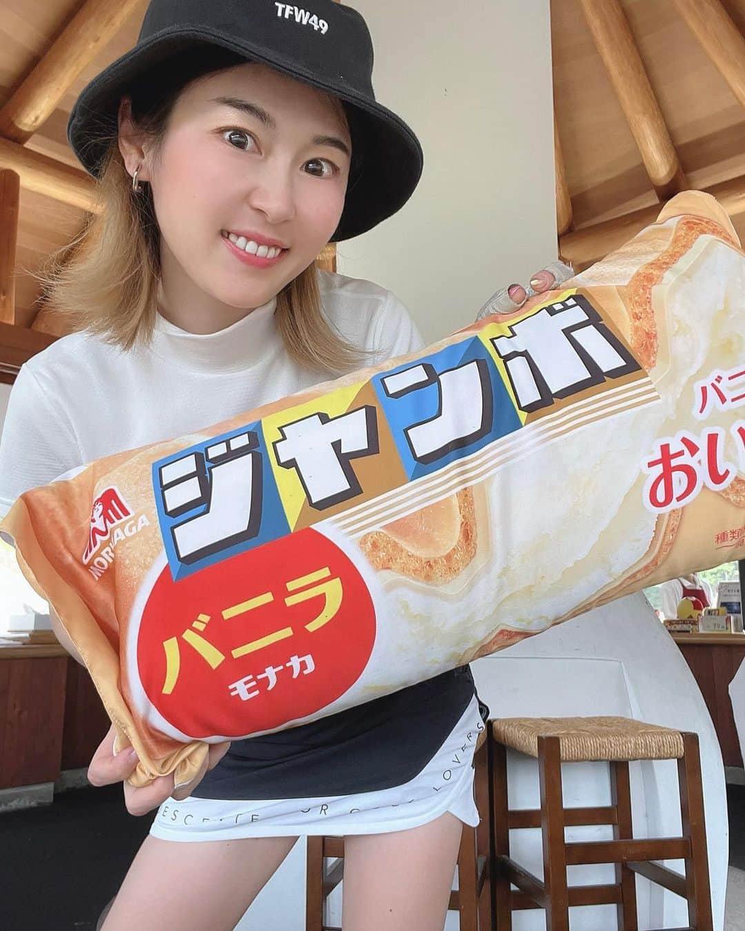 mimiのインスタグラム：「こちらのゴルフ場はどこでしょう⛳️❤️？ 茶屋にあった美味しそうなクッション🫶 アイス食べなくなったのは言う間でもない🤤  動画①朝イチなのに珍しく普通の球が出たドライバー 動画②音出して聞いて欲しい！ ホーホケキョ🦜コラボ🏌️‍♀️ (天ぷら95yd)  最後の写真は、パター調子悪過ぎて願掛けのゆーりたん　@yuuri.golf  オリジナルマーカーで一緒に回ってるつもりになったシーン❤️ とりあえずラウンドにエンゼルスは必ず連れて行く👼 そしてその日の調子で使い分けるが大正解です🙆‍♀️❤️  願掛けするよね？笑  #ゴルフ女子  #ゴルフ男子  #ゴルフコーデ  #インスタゴルフ #ゴルフ好きな人と繋がりたい  #ゴルフバカ  #ゴルフスイング  #ドライバーショット  #golf  #golfswing  #golfgirl」