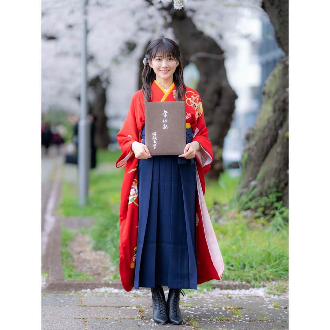 原田葵さんのインスタグラム写真 - (原田葵Instagram)「🌸 先日、法政大学を卒業しました！ いつも温かく優しい友人たちのおかげで、 楽しく充実した大学生活を送ることができました。 入学当初は4年間もあるのかと思っていた大学生活は本当にあっという間で、授業やゼミ活動を通してかけがえのない経験を得られました。  大学に進む道を与えてくれた両親や大学生活を支えてくださった皆様には感謝の気持ちでいっぱいです。  大学卒業と同時に新たな出発点。 ここから自分らしくどう頑張るかで見える景色が変わるのかな、と思うとワクワクします。 これまでにお世話になった方々に恩返しができるよう、夢や目標に向かってまっすぐ楽しく走っていきたいと思います！  #卒業  #卒業式 #法政大学」3月26日 18時28分 - harada_aoi_
