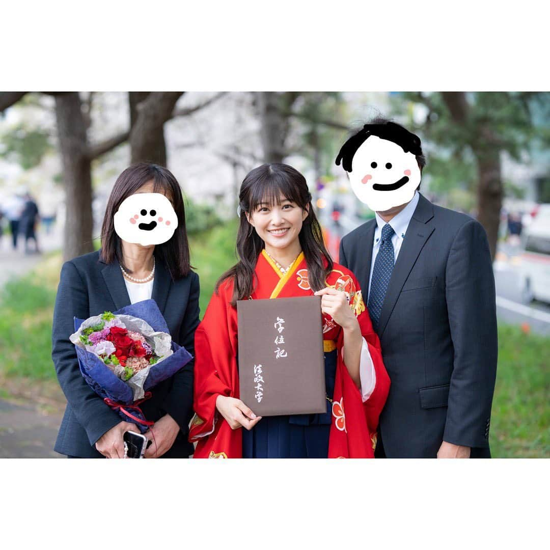 原田葵さんのインスタグラム写真 - (原田葵Instagram)「🌸 先日、法政大学を卒業しました！ いつも温かく優しい友人たちのおかげで、 楽しく充実した大学生活を送ることができました。 入学当初は4年間もあるのかと思っていた大学生活は本当にあっという間で、授業やゼミ活動を通してかけがえのない経験を得られました。  大学に進む道を与えてくれた両親や大学生活を支えてくださった皆様には感謝の気持ちでいっぱいです。  大学卒業と同時に新たな出発点。 ここから自分らしくどう頑張るかで見える景色が変わるのかな、と思うとワクワクします。 これまでにお世話になった方々に恩返しができるよう、夢や目標に向かってまっすぐ楽しく走っていきたいと思います！  #卒業  #卒業式 #法政大学」3月26日 18時28分 - harada_aoi_