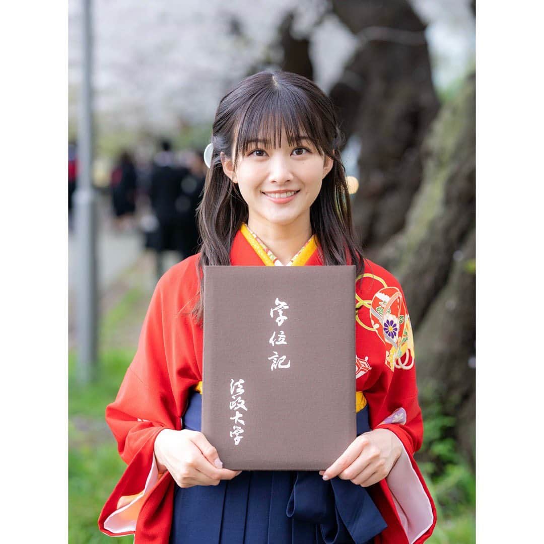 のインスタグラム：「🌸 先日、法政大学を卒業しました！ いつも温かく優しい友人たちのおかげで、 楽しく充実した大学生活を送ることができました。 入学当初は4年間もあるのかと思っていた大学生活は本当にあっという間で、授業やゼミ活動を通してかけがえのない経験を得られました。  大学に進む道を与えてくれた両親や大学生活を支えてくださった皆様には感謝の気持ちでいっぱいです。  大学卒業と同時に新たな出発点。 ここから自分らしくどう頑張るかで見える景色が変わるのかな、と思うとワクワクします。 これまでにお世話になった方々に恩返しができるよう、夢や目標に向かってまっすぐ楽しく走っていきたいと思います！  #卒業  #卒業式 #法政大学」