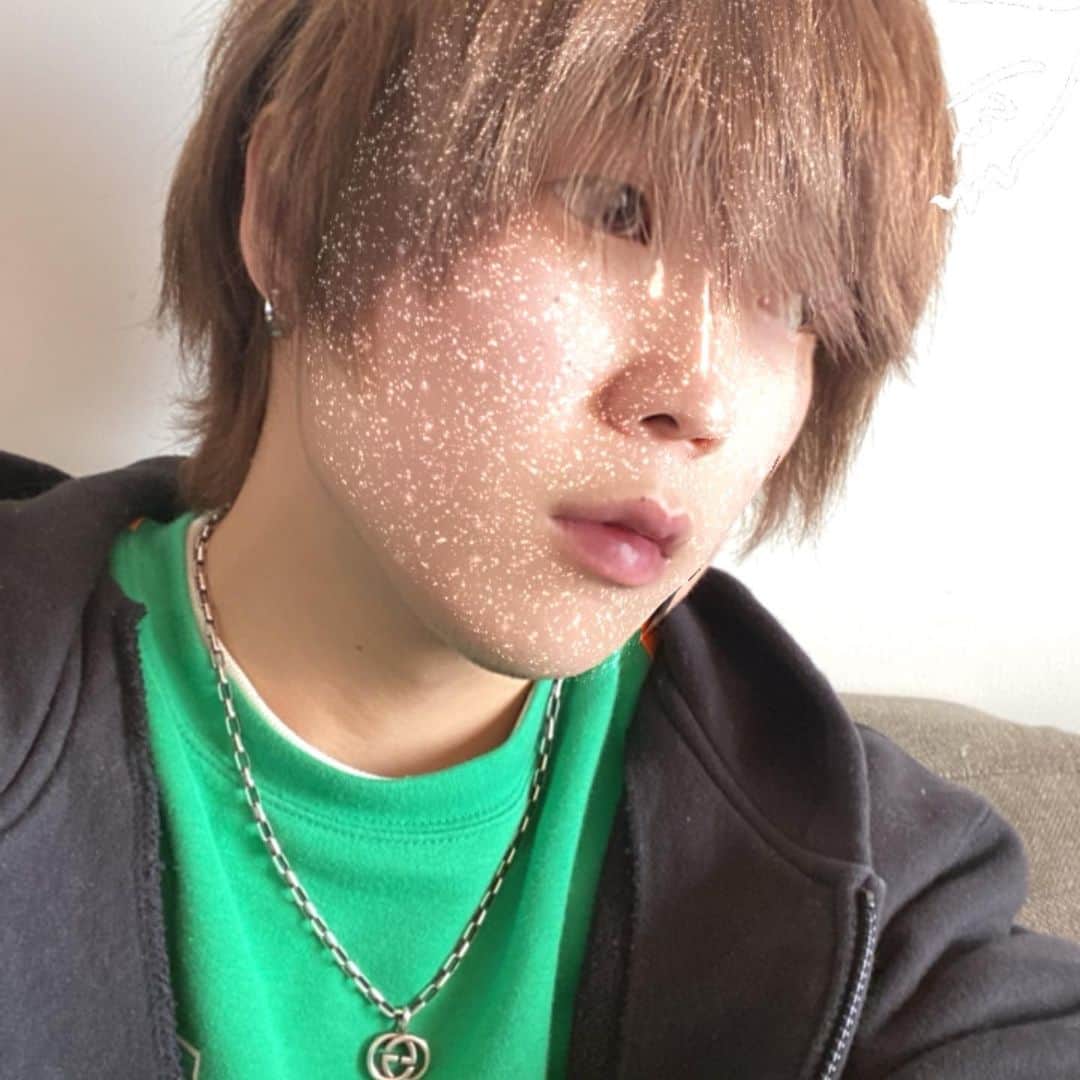 きんふんぱーりーのインスタグラム：「髪色変えたよん😐 赤髪とどっちが好き？？？  #茶髪  #hair  #hairstyle」