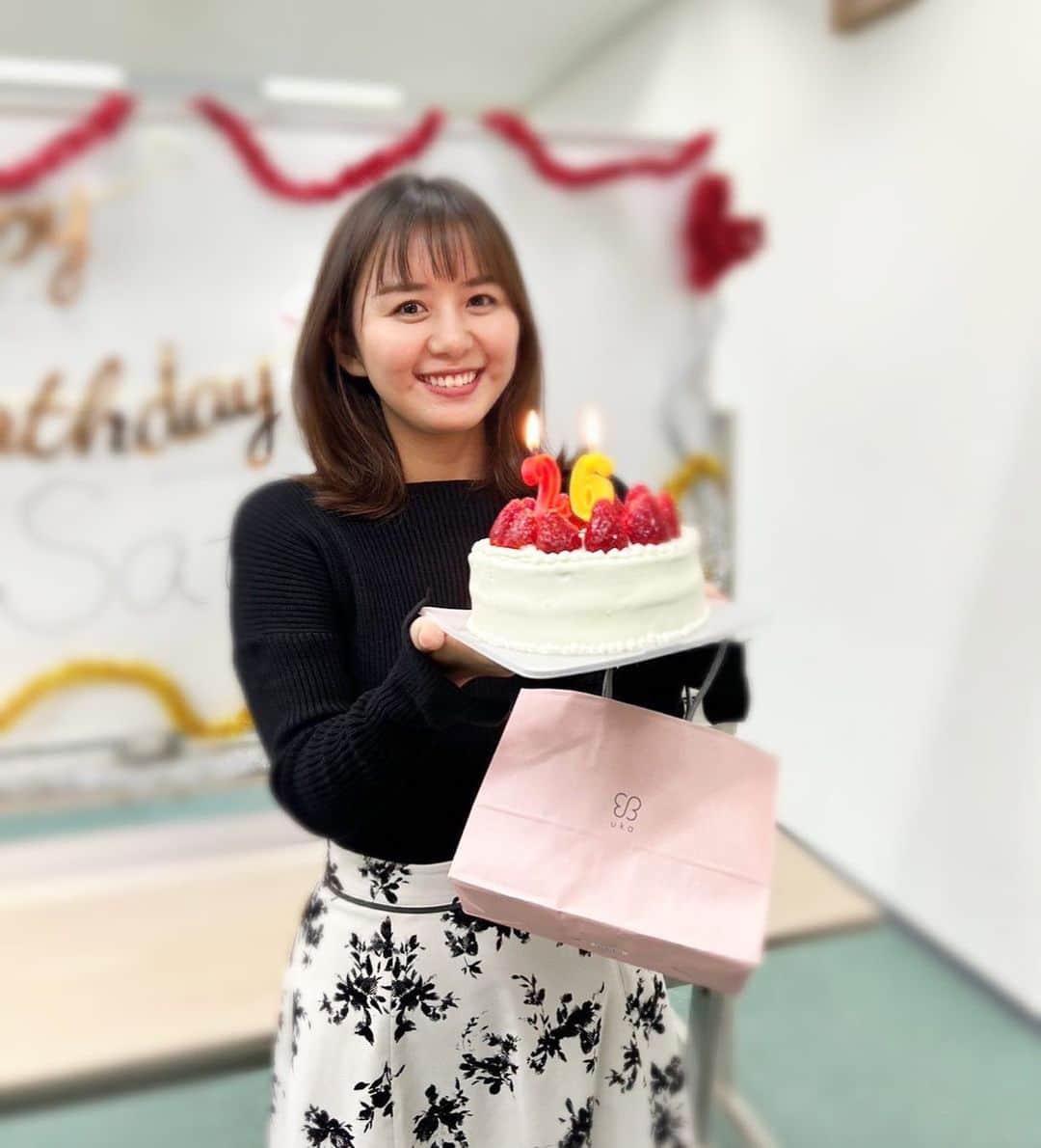 石野智子のインスタグラム：「☺️🎂  #同期の手作りケーキ #すごかった  #2人ともありがとう♡  #UHB #アナウンサー」