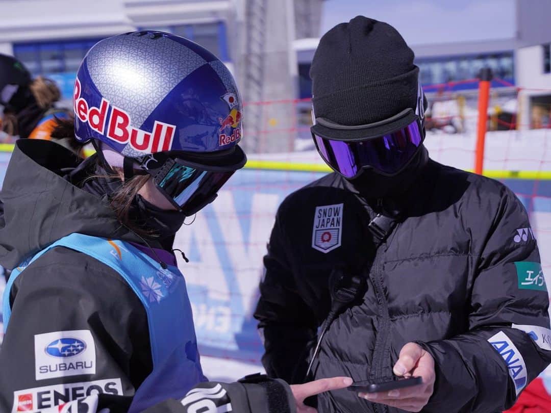 鬼塚雅さんのインスタグラム写真 - (鬼塚雅Instagram)「. I couldn't make a clean run in the last World Cup this season and finished 5th, but I am happy to finish 2nd in the overall ranking! Thanks to everyone who has supported me throughout this season.  今シーズン最後のワールドカップは5位で終わり、年間ランキングは2位で終わりました💛🇨🇭 挑戦することばかりで前に進むことしか考えていなかったスノーボード人生でしたが、今シーズンは目の前を見て足元を固めることにしていました。自分自身と向き合うことができ、平均的な順位も上がって素晴らしいシーズンになったと思います。来シーズンに向けて、このまま足元を固めて土台を底上げしていきたいなと思います😶‍🌫️ こんなこと言ってるけど、今回のレールは挑戦しちゃいました笑 何事もバランスが大事ってことだね👍  今シーズンもたくさん応援して頂き、ありがとうございました‼︎  #ISPS #RedBull #artisticandco #fjanck #ようきペットクリニック #samanthathavasa #nitrousa #electric #cwx  #swix #スリックハウス #スノーボード #snowboard #corvatsch #switzerland 📸 @fissnowboard & @ryuhey_tbt」3月26日 18時31分 - miyabionitsuka