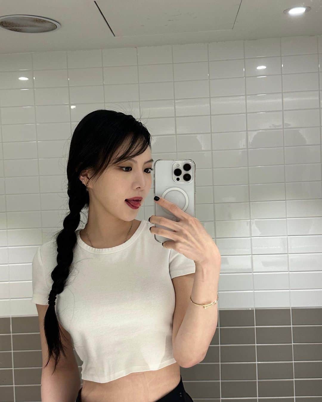 イ・ヨルムのインスタグラム：「머리땋기🖤☺️」