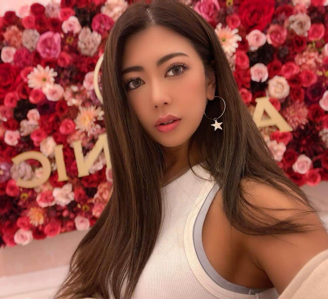 のインスタグラム：「@a_clinic_osaka  @aclinic_takubo 先生に #aスレッド　お願いしてから 10日経過👏👏  頬を押しても痛みはもう ほとんどなくて、 ツッパリ感もなく 術後もノンストレスで 過ごせました〜🎵  個人差はあると思うけど ダウンタイムも 私生活の支障もないのに めちゃくちゃリフトアップしたから 本当大満足！！！  顔のたるみって みんな気になるところやと思うから、 ぜひ勇気だして チャレンジしてみてね💗  全然ビビる必要ないくらい すごいやってよかったよ🥰👌💓 オススメ！！！  #aスレッド #糸リフト #aclinic #aclinic銀座 #aclinic横浜 #aclinic新宿 #aclinic名古屋#aclinic大阪#aclinic池袋#aclinic福岡#aclinic仙台#aクリニック #エークリニック#小顔 #スレッドリフト#小顔整形#たるみ改善 #リフトアップ #美容外科 #美容皮膚科 #美容クリニック」