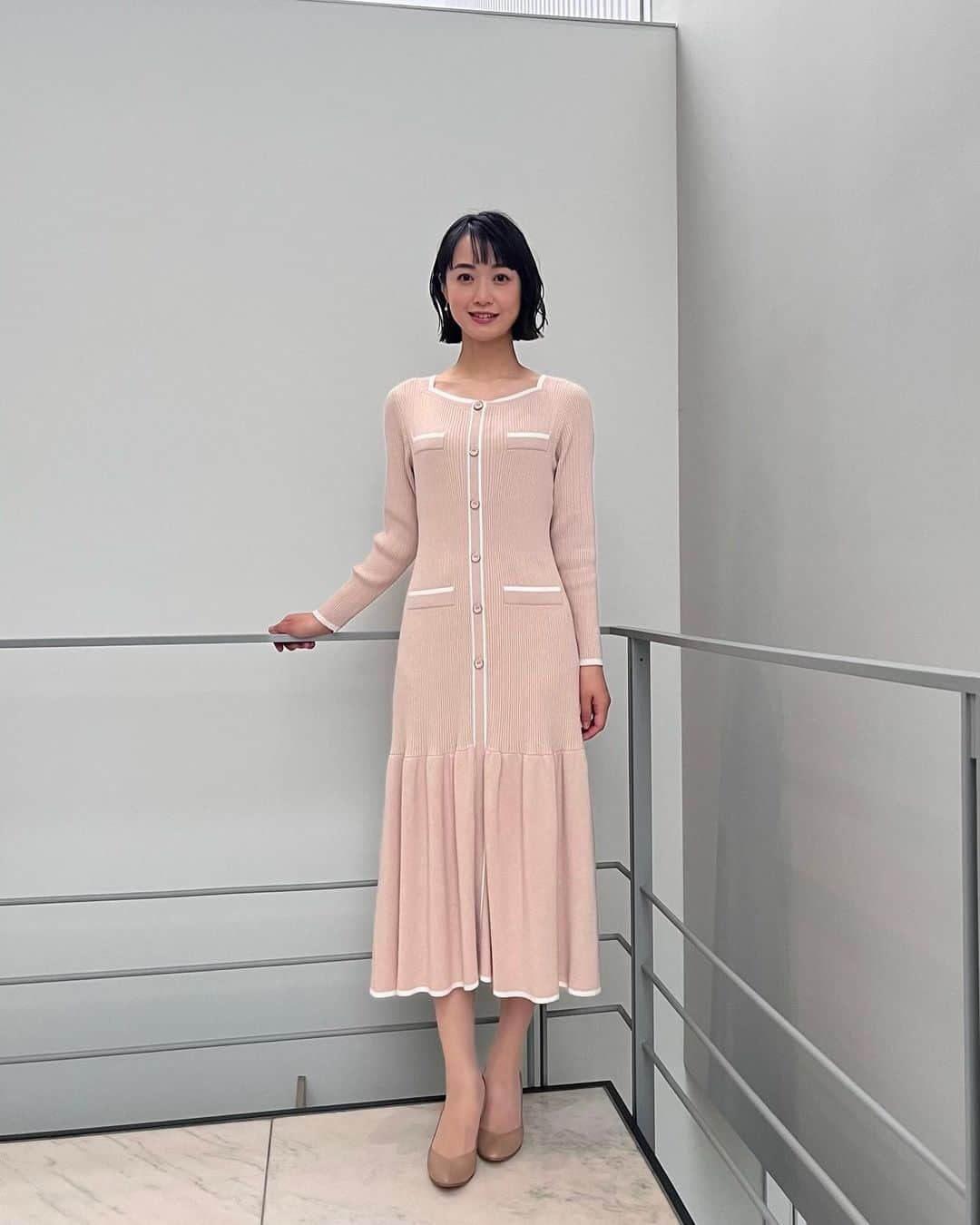 のインスタグラム：「. 日曜日のスーパーJチャンネル、 ご覧いただきありがとうございました🌸  衣装は、首元がスクエアになった 上品なニットワンピースでした。  ワンピース @celford_official   天気が良ければお花見に出かけたかったのですが、 雨の週末だったので部屋の片付けをしました。 クローゼットを整理したらすっきり✨ 新年度に向けてもう少し収納を見直したいところです🤔  #テレビ朝日 #スーパーJチャンネル #アナウンサー #八木麻紗子」