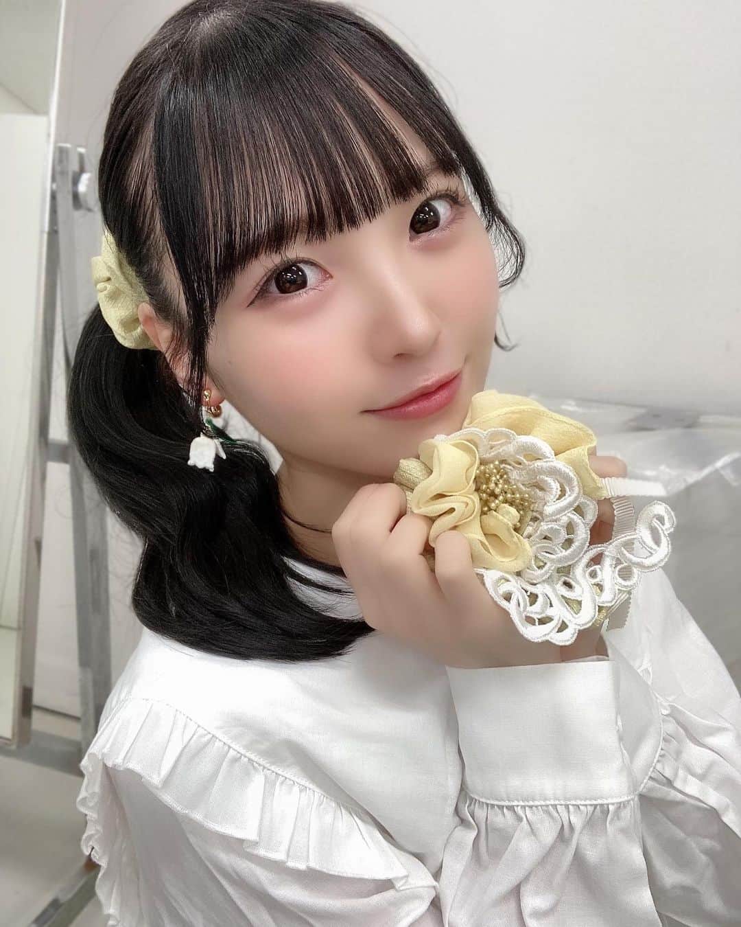 のインスタグラム：「あんまりつけたことない色🌼 どうですか...？＾＾  このブローチとシュシュね、 和歌山県由良町の八朔の皮🍊や🍀や🌳で染めて作られたものなの💭  かわいい🫶🏻🫶🏻🫶🏻🫶🏻」