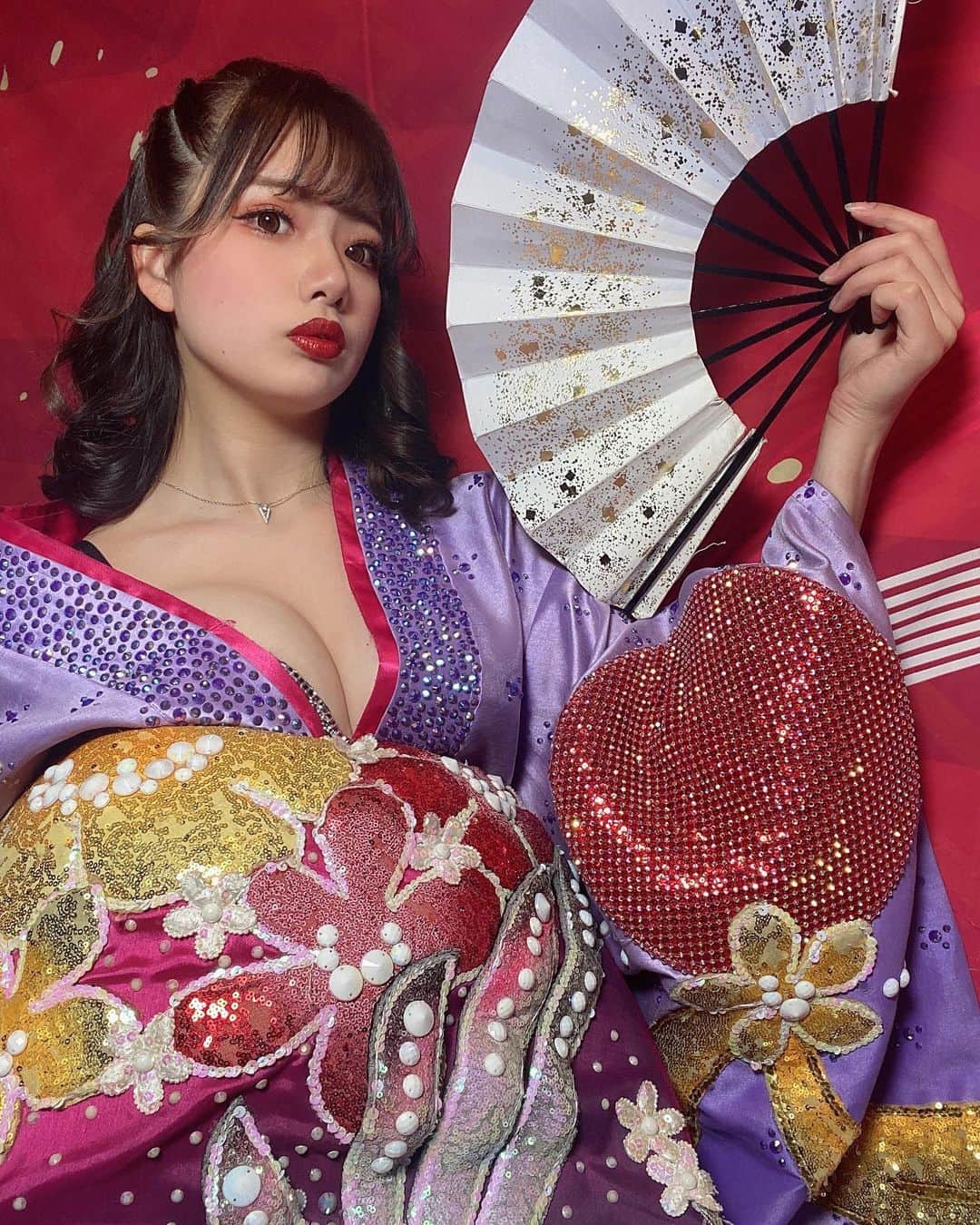 のインスタグラム：「⁡ もうすぐ新年度なるね〜 ……………はっやい🙊💓 ⁡ ✼••┈┈••✼••┈┈••✼••┈┈••✼••┈┈••✼ ⁡ 👠Show time 1部 ▷▶︎ 18:30open 19:00start 2部▷▶︎ 20:40open 21:15start 3部▷▶ 22:50open 23:30start ⁡ 下記リンクから 日付選択して予約出来ます🙆‍♀️ 💫https://ts.burlesque-tokyo.com/booking/ ⁡ 当日で記載が無くても 電話すると入れるかもです❣️ 📞 052-228-4141 ⁡ 最寄りは地下鉄栄駅1番出口 1番出口から体感徒歩1分🚶‍♀️ 🔎🌎〒460-0003 名古屋市中区錦3丁目18-12  Minex88ビル 8F バーレスクTS ⁡ ✼••┈┈••✼••┈┈••✼••┈┈••✼••┈┈••✼ ⁡ ⁡ #burlesque #burlesqueTS #burlesquetokyo #バーレスク東京名古屋店 #バーレスクTS #バーレスク東京 #バーレスク #バーレスクtsゆいの #誰かの夢になって生きていく #エンタメ活動を止めない #ショーガール #ショークラブ #showgirl #showclub #showtime #showpub #nightclub #名古屋新名所#名古屋観光#love名古屋 #名古屋旅行#名古屋インスタ映え #錦3 #花魁 #和服 #着物 #扇子」