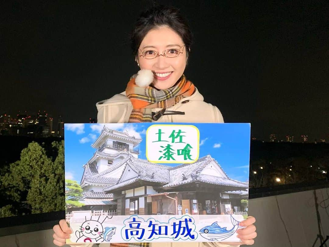 久保井朝美さんのインスタグラム写真 - (久保井朝美Instagram)「🏯 お城×天気🤗  高知は雨が多いので 水に強い#土佐漆喰 が 使われています🏯  土佐漆喰は 一般的な漆喰とは違って 糊を含まないので 水に対して耐久性抜群です🤩  他にも長押(なげし)型や 立派な雨樋など 雨対策がいっぱい❤️ 萌えポイントがいっぱい🥹  今発売中の #月刊ゴルフダイジェスト 5月号 @gd.monthly に掲載されている  連載⛳️ 「明日は朝美の風が吹く」では 桜の話題に加えて 雪が多い地域の工夫を紹介🏯☃️  お城×天気を知ると お城めぐりが さらに楽しくなりますよ🫶  #高知城 #現存12天守 #japanesecastle #kochicastle #雨対策 #雨樋 #お城好き #お城好き女子 #久保井朝美 #気象予報士 #講演会講師 #明日は朝美の風が吹く」3月26日 18時37分 - asami_k920