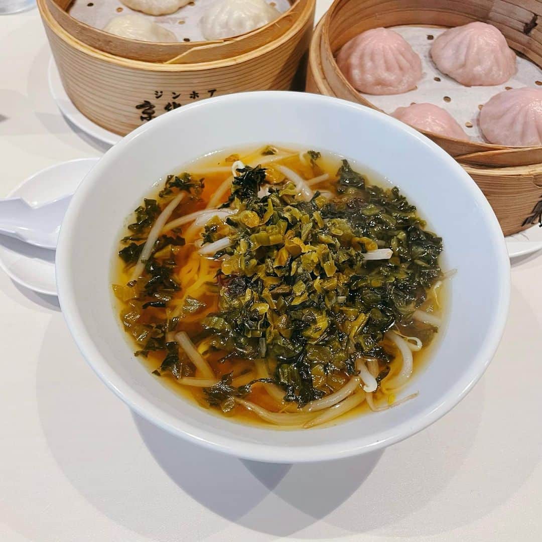 渕上舞のインスタグラム：「😋🥬🍜🌸🥟  #高菜ラーメン #さくら風味小籠包  #京華小吃」
