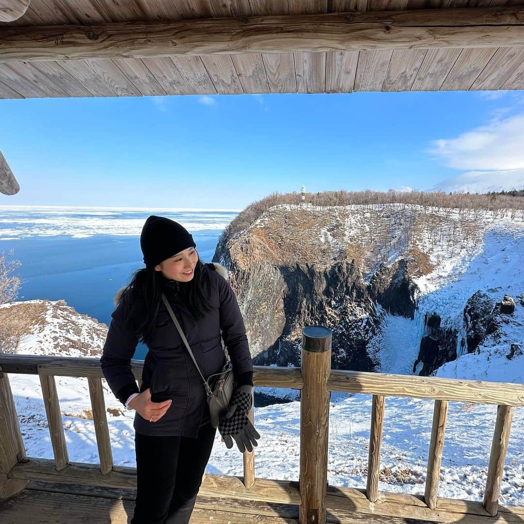 宇田恵菜さんのインスタグラム写真 - (宇田恵菜Instagram)「フレペの滝 知床の森やトレッキングは、ガイドさんなしでは危険なところが多い中 冬でも、個人で行ける場所なのがフレペの滝。  知床自然センターから歩いて片道45分. ふわふわの雪だと、スノーシューをレンタルして行った方が踏みしめて歩けた。  はるか向こうの水平線に1000km離れた北の国から流氷が見えるのがとても美しく、積雪ある断崖から吸い込まれるぐらいの青い海。  とてつもなく美しかった。 道標がないので、帰り道はわからなくなって危険だったけど その後にヒッチハイクして下山したり楽しい最高時間でした！  フレペの滝も凍ってた！ ------------------------------- #casting  #actress #shortfilm #キャスティング  #役者  #filmingcrew #filming #撮影中 #撮影クルー #leadactress #女優 #actresslife #スチール撮影 #黒髪 #blackhair 　#愛媛出身 #不動産女子 #japaneseactress  #知床旅行　#知床半島　#フレペの滝　#知床自然センター」3月26日 18時44分 - ena2727