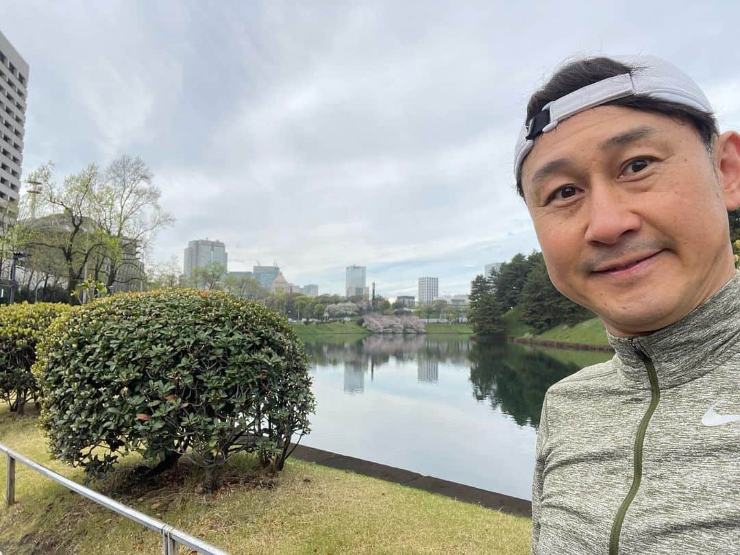 下山英哉のインスタグラム：「皇居一周RUN🏃‍♂️  六本木から虎ノ門、霞ヶ関、永田町などを経由して およそ15キロ^_^  都内はどこも桜満開🌸  #皇居ラン  #六本木 #虎ノ門 #霞ヶ関 #永田町 #皇居 #running  #run #15キロ #桜満開 #sakura #雨上がりで空気が澄んでる  #tokyo」