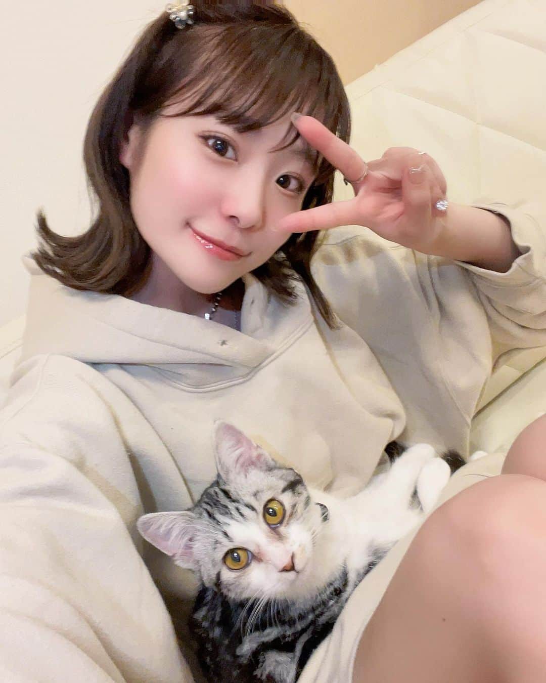 村上ゆりのインスタグラム：「🐈 ・ ・ ・ 愛猫のさばかんとおうち時間💭 ほんとにかわいいにゃんこだ🫶 ・ #マンチカン #猫のいる暮らし #catstagram #にゃんすたぐらむ #おうち時間 #smile #笑顔 #幸せ #happy #☀ #❤️ #selfie  #東京 #japanesegirl #japanese  #coordinate #イエベ春 #骨格ナチュラル #new #thankyou  #ファッション  #コーディネイト #fashion  #2023 #春コーデ #ss23」
