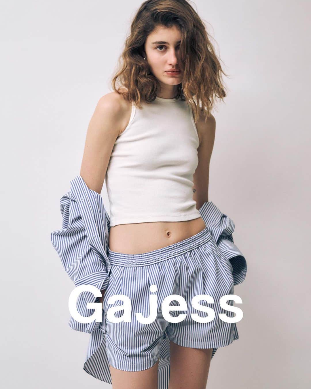 のインスタグラム：「. 【Gajess】debut collection 🪩🎀  ブランドルック初公開です…！(緊張) この1枚に私の拘りがぎゅっっと詰まっています。 それは洋服にも、LOOKの撮り方にも。 一言に"女っぽいシンプル"と言っても 絶妙なモードさや、ヘルシーだけどリゾートじゃなくて都会らしさだったり。この1枚からそんなムードを感じて頂けたら嬉しいな…💎  そしてそして！ 関係者様向けのお披露目展示会を行います。 ご来場いただける方にはDMにて 予約フォームをお送りさせて頂きますのでお手数ですが コメントかDMかLINEをお送り下さい📧 (遊びに来てくれる友達は気楽に連絡してね📯)  媒体、プレス、その他関係者様のご来場を 是非お待ちしております！ 久しぶりに対面で沢山の方にお会いできることを楽しみにしております🥹🌸  【Gajess】2023SS LAUNCH PREVIEW --------------------------------------  Gajess シンプルなのにどこかに艶があり洗練されたムードを纏うブランド。着飾るとは重ねる事ではなく、削ぎ落とす事で洗練され自身の肌がジュエリーとなりエフォートレスで女性らしいスタイルを提案します。  ◾️日程 2023年3月30日(木)〜4月1日(土)  30日：11:00ー18:30　MEDIA&PRESS 31日：11:00ー18:30　MEDIA&PRESS 1日 ：11:00ー17:00　FRIENDS DAY  ◾️場所 minami gallery (東京都渋谷区恵比寿南2-6-1 1F)  恵比寿駅徒歩5分  ※混雑緩和のためご来場日時をお伺いさせて頂きます。会場がコンパクトな為お手数ですがご協力をお願い致します。  三條場夏海  #gajess」
