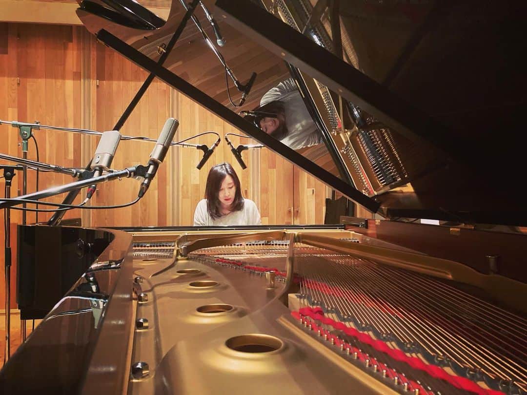 川江美奈子さんのインスタグラム写真 - (川江美奈子Instagram)「・ ずっと弾いていたい 美しいピアノ  #recordingstudio」3月26日 18時49分 - minakokawae