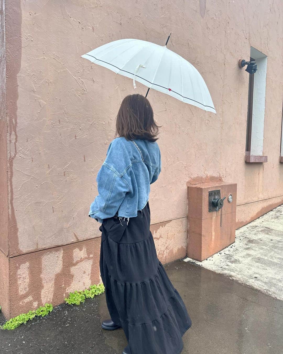 田中優衣さんのインスタグラム写真 - (田中優衣Instagram)「久しぶりに長靴履いた☔️ 雨の日の楽ちんコーデ🙆‍♀️ 最近の夫婦で話すこと。 "晴れたらお花見したいね"  だけど本日も雨なので カフェで パンケーキ食べちゃった🥞🐝」3月26日 18時49分 - heisei_8nen