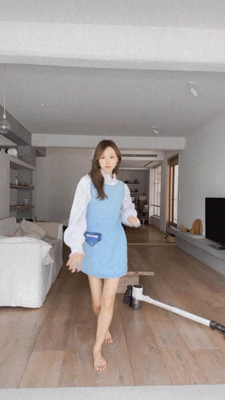 吳斐莉のインスタグラム：「都有了女團服不跳一下不行吧🤣 主婦的午後很需要運動一下 跳完我全身都是汗😂  牛仔洋@_fab.lab  上衣 @greenpea_tw」