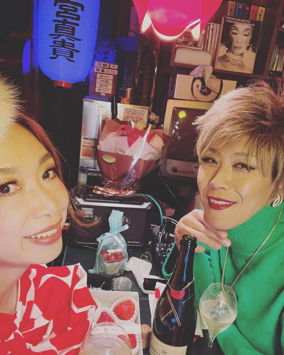 野宮真貴さんのインスタグラム写真 - (野宮真貴Instagram)「. 新宿ゴールデン街は夜の七時🕖  snack夜間飛行より『野宮真貴オンライン誕生日会』生配信中❣️  ほろ酔いママとして、これから「東京は夜の七時」歌います♪ 是非、参加してね🥂  🎫チケットはコチラから↓↓↓ https://passmarket.yahoo.co.jp/event/show/detail/02hn221kc6y21.html  ●出演　ほろ酔いママ／野宮真貴　　 夜間飛行ママ／ギャランティ―ク和恵 ●2023年3月26日（日） 配信時間18:00 〜20:00 ※無観客オンライン誕生日会となります  ●チケット A.誕生日会チャージ ¥500（必須） B.グラス・シャンパーニュ代 ¥700（追加購入用） C.ボトル・シャンパーニュ代　￥5000　サイン&オリジナルバンダナ付き（追加購入用） D.拍手￥200（追加購入用） ※ラストオーダー19:30 ※誕生日会チャージチケット500円は必須になります。 開始15分前に視聴URLをお送りします。  #3月26日 #オンライン誕生日会 #🥂 #🍾 #新宿ゴールデン街 #snack夜間飛行 #ギャランティーク和恵 #野宮真貴 #missmakinomiya」3月26日 19時00分 - missmakinomiya