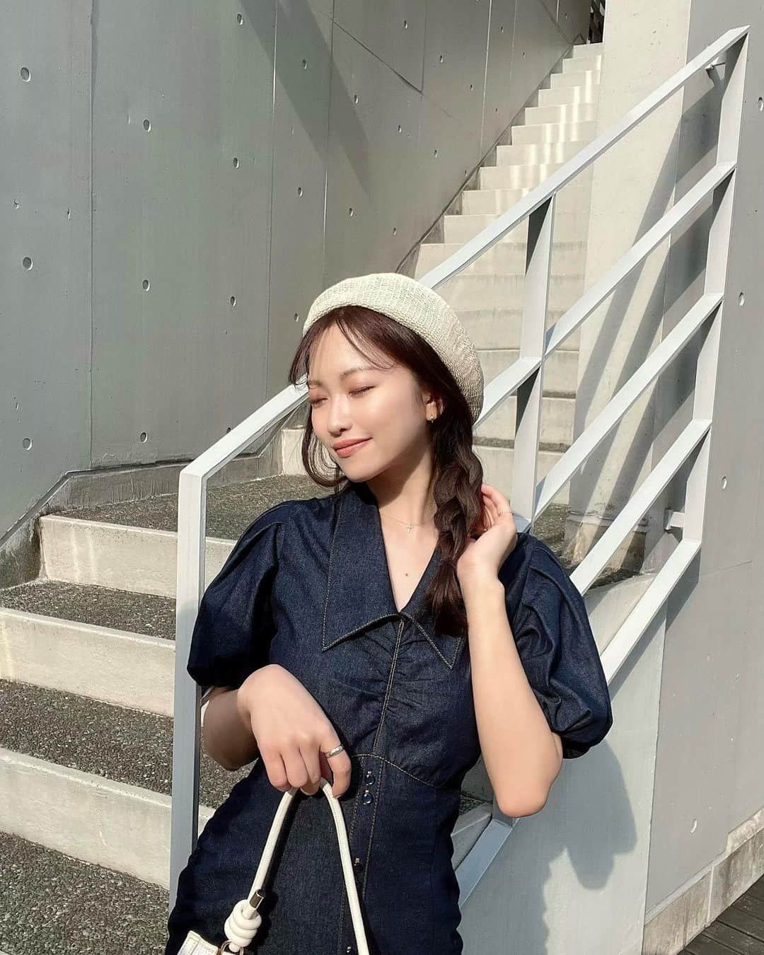 のインスタグラム：「. 今季とってもおすすめすぎるデニムワンピ♡🤭 襟もギャザーデザインもシルエットもぜーんぶ可愛いね🌼 . TOPのURLに品番はりました🏷 @erika_resexxy  . #デニムワンピース#デニムワンピ」