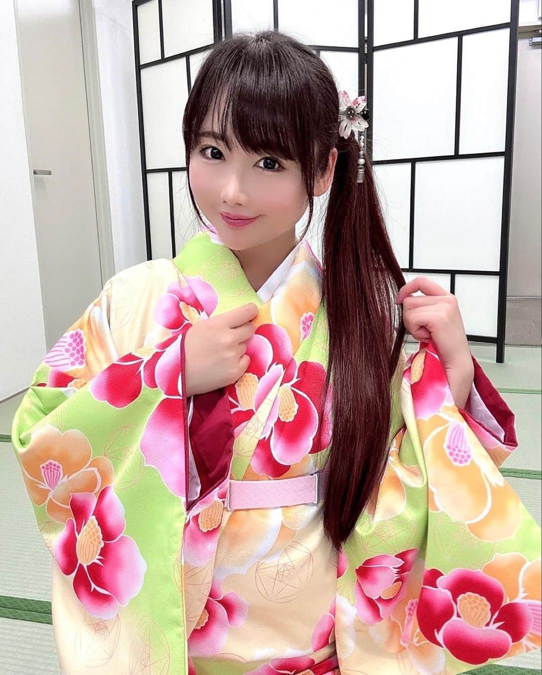 坂地久美さんのインスタグラム写真 - (坂地久美Instagram)「日本和装さん👘 @nihonwasou の、第2回目のお教室に行ってきました❣️  今回は、肌襦袢の綺麗な着方から着物の綺麗な着方と、着物の正しいたたみ方まで学びました💖  帯は次回の第3回目のお教室で学びますが、帯がまだない状態でも着物の着方が分かってすっごくウキウキワクワク嬉しかったです🥰  先生がとっても優しくて丁寧で分かりやすくて手際もめちゃくちゃ良いので、一回のレッスンで盛り沢山に学べて、それにすごくポジティブなことばかりを言ってくださるので、嬉しくて楽しくて着物がどんどん好きになってきました❤️  行って来たばかりなのに、次回のお教室にもう早く行きたくて仕方ありません✨  着物👘を自分で着られるようになったら、いろんなところに着物で行きたいです💞  あえての着物でディズニーも目指してます❣️  それには、しっかり綺麗な着方をマスターして自分でいつでも綺麗に直せるようにできれば、いっぱい着物ではしゃいでも大丈夫なんて夢みたいです😆  無料の着付け教室は、レンタル着物でもやらせてもらえるし自分の着物でもできるので、今回は2パターンで練習をさせて頂きました👘  🌈先ずは第6回まで通うので、毎回レポートして行きますね🌈  どんどん成長できたら良いな❣️❣️  #日本和装に通ってみた #日本和装 #着物 #focustar #着物女子 #kimono #kimonogirl」3月26日 19時09分 - sakachikumi
